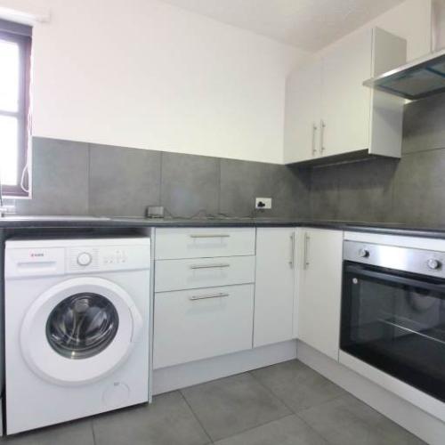 LARGE REFURBISHED STUDIO WITH SEPARATE KITCHEN & PARKING- WEST DRAYTON UXBRIDGE HEATHROW