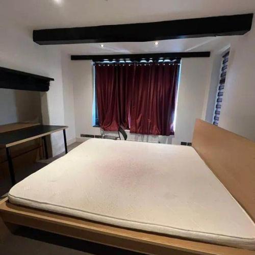 En-suite Studio Flat in Farnborough, Hampshire, GU14 7JJ