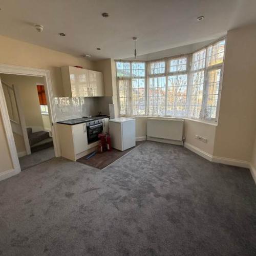 SEPARATE ENTRANCE GROUND FLOOR STUDIO AT BOWERNS AVENUE WEMBLEY CENTRAL NEAT ALPETON