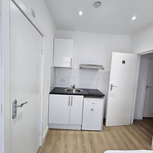 Bright small studio flat in Nw6 7 Kilburn London £1050