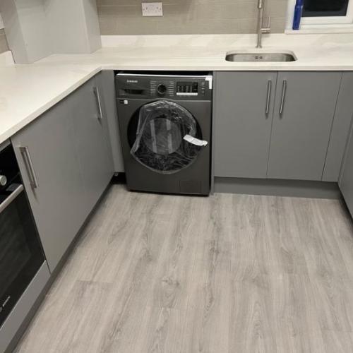 4 bed 1 bath, 2 living rooms. 2 mins walk to Kilburn Station