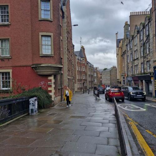 Grassmarket flat to rent