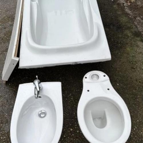 White bath 1800x800mm with mixer tap, silver plug, side panel & feet