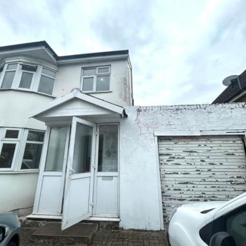 Lovely 5 bedroom house to rent. DSS accepted with Guarantor. £3,650 pm. Opposite to Shops/Restaurant