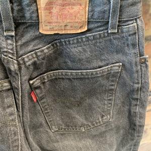 Vintage Levis 901 Regular Fit Button Fly High Waisted Washed Black MOM Jeans W30 L30