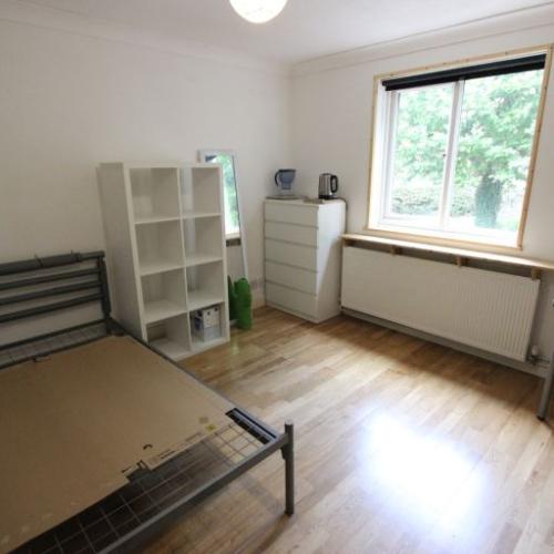 Spacious Double Room. Ideal for Shops amenities and Train, Buses. HATFIELD AL10 - UNI
