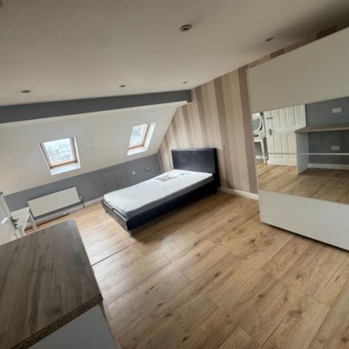 Large Studio with ensuite & kitchen £1250pm All bills including 5 minutes from Gants Hill Station