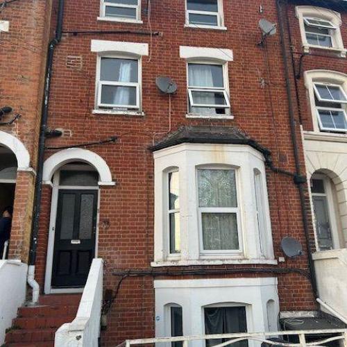 1 very large ground floor 1 bedroom flat on south street near oracle and royal berkshire hospital