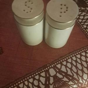 Thomas China White with fine silver line