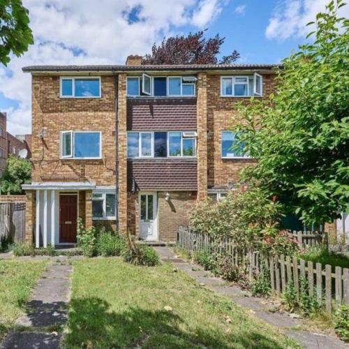 Spacious Ground Floor Flat with its own massive private garden in ther heart of Herne Hill.£2300 pcm