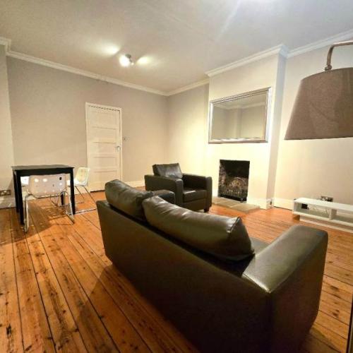 SW4 Old Town - 1 Min Clapham Common Tube: Character/Premium feel, Large Deco 1‑bed, Gated Parking