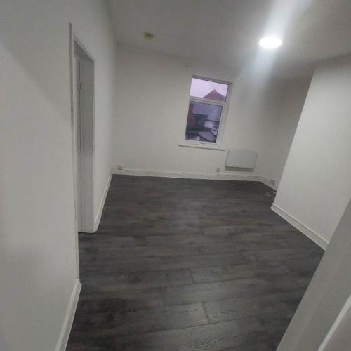 Flat in Brierley Hill- Dudley
