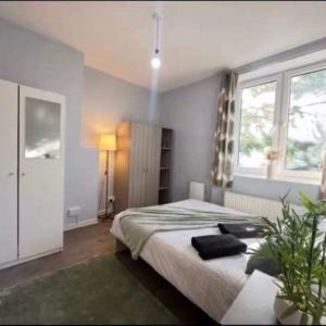 3 Bedroom Flat to Rent in Augustus Street, NW1 3TB