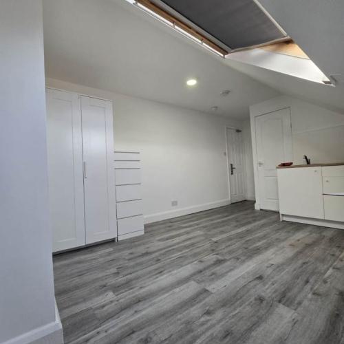 Self Contained Flat to Let