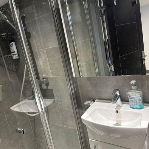 DOUBLE ROOM IN APARTMENT HOUSE IN BARKING , IG11 0YY FOR £728pcm..AVAILABLE STAIGHTAWAY!!