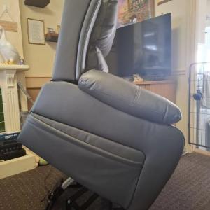 Lifter/ Recliner seat armchair