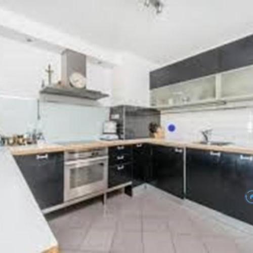 1 bedroom flat in Riverside Court, London, SW8 (1 bed) (#2884821)