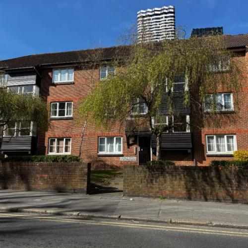 Newly renovated 1 bedroom flat with garden Near East Croydon station