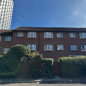 Newly renovated 1 bedroom flat with garden Near East Croydon station