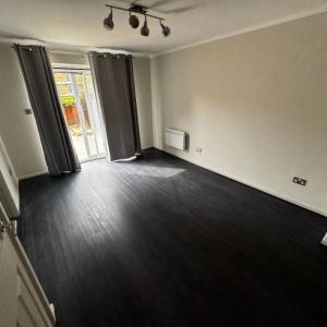 Newly renovated 1 bedroom flat with garden Near East Croydon station
