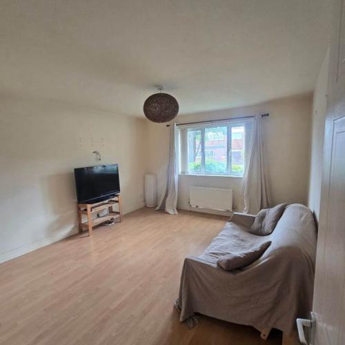 WELL PRESENTED & BRIGHT ONE BEDROOM FLAT OX4