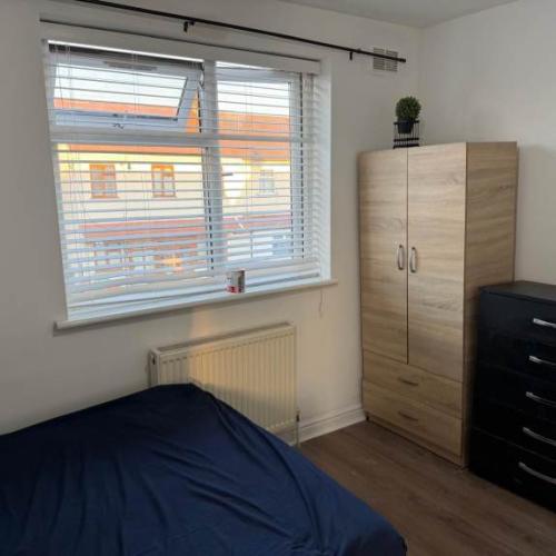 CLEAN TWO (2) BEDROOM FLAT in BARKINGSIDE, IG6 2AJ for £2000pcm..AVAILABLE NOW !