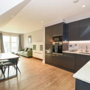 RENT INCLUDES ALL BILLS 2 BEDROOM LUXURY FLAT SANDERS LANE MILL HILL NW7 1BJ
