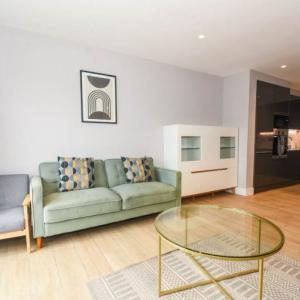 RENT INCLUDES ALL BILLS 2 BEDROOM LUXURY FLAT SANDERS LANE MILL HILL NW7 1BJ