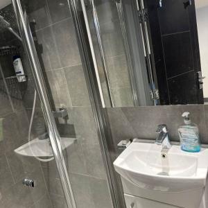 LOVELY DOUBLE ROOM IN APARTMENT HOUSE IN BARKING , IG11 0YY FOR £700pcm (AVAILABLE NOW !!!)