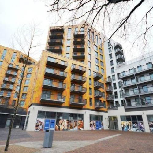 (Only one other tenant+ALL BILLS).. DOUBLE Room in Canning Town, E16 2UF for £1100pcm AVAILABLE NOW!