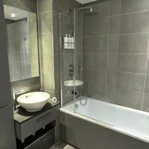 (Only one other tenant+ALL BILLS).. DOUBLE Room in Canning Town, E16 2UF for £1100pcm AVAILABLE NOW!