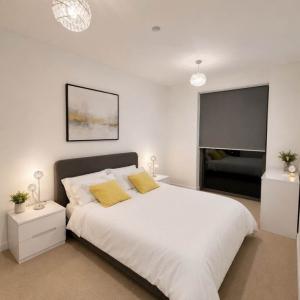 (Only one other tenant+ALL BILLS).. DOUBLE Room in Canning Town, E16 2UF for £1100pcm AVAILABLE NOW!