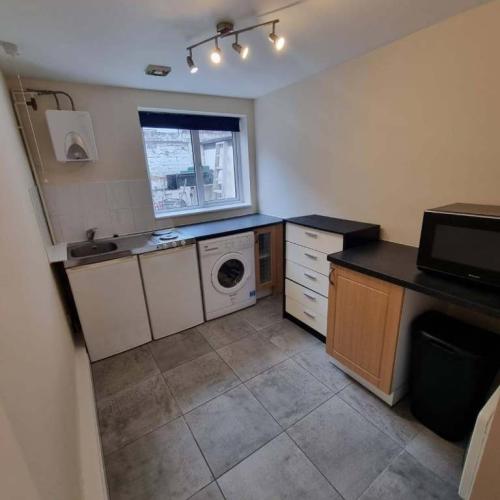 STILL AVAILABLE Large Studio - Great Southsea Location!