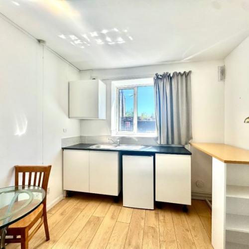Great Size bedsit own bathroom and shared Kitchen, Holloway Road, Islington, London, N7 Ref: 625