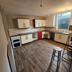 2 Bedroom End Terraced House To Let / Rent BD21 Keighley