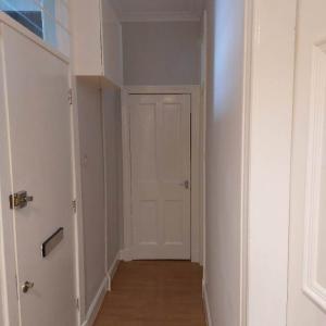 🏡 Freshly Redecorated 1-Bed Second Floor Flat in Shawlands