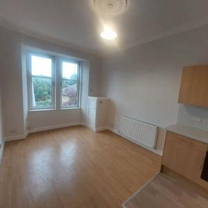 🏡 Freshly Redecorated 1-Bed Second Floor Flat in Shawlands