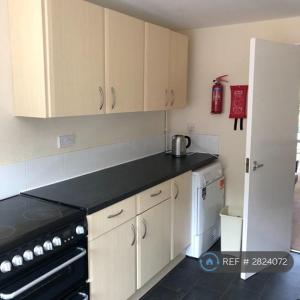 4 bedroom house in The Chantrys, Farnham, GU9 (4 bed) (#2824072)