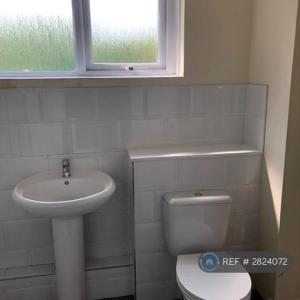4 bedroom house in The Chantrys, Farnham, GU9 (4 bed) (#2824072)