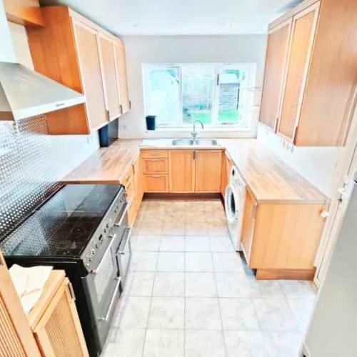 3 BED HOUSE - DOUBLE RECEPTION- GARDEN FEW MINS FROM KINGSTON TOWN CENTER