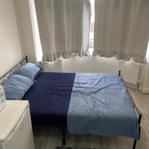 (Not a studio)Double room for single occupancy or couple welcome NW9 8JE
