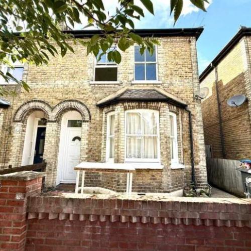 Double room in a well-maintained shared on Chatham Road, Kingston Upon Thames, KT1 3AA-Ref: 2207