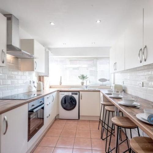 6 bedroom house in Chertsey Close, Luton, LU2 (6 bed) (#1083493)