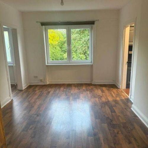 Newly Decorated 3 Bedroom Cottage Flat in Quiet Area Croftfoot Available Now