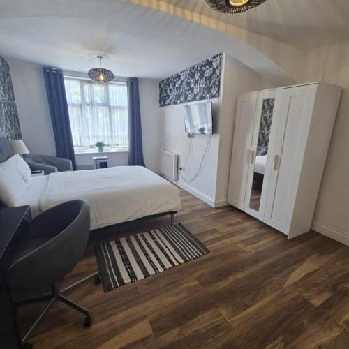 6 bedroom house in Selections Of Ensuits with Bills Â£1100-Â£1400