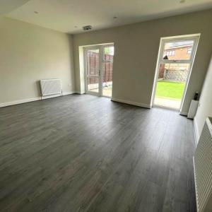 Massive 8 Bedrooms HMO, C3(b) and Children Care home Licenced House in Rainham - Company Let Allowed