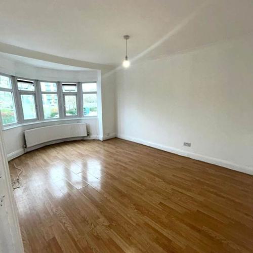 Lovely 5 bedroom house to rent. DSS accepted with Guarantor. £3,500 pm. Opposite to Shops/Restaurant