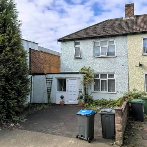 HMO property. 6 bed 6 bathrooms 2 Kitchens in New Malden / Kingston