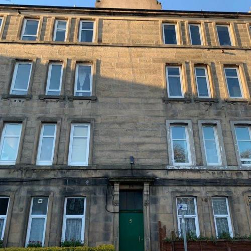 Superb 2 bedroom furnished first floor flat at 5 Murieston Place £1150 PCM