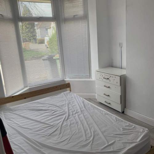 En-suite room in London, Feltham TW135JT